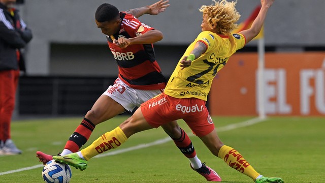 Wesley e Cuero em Aucas x Flamengo