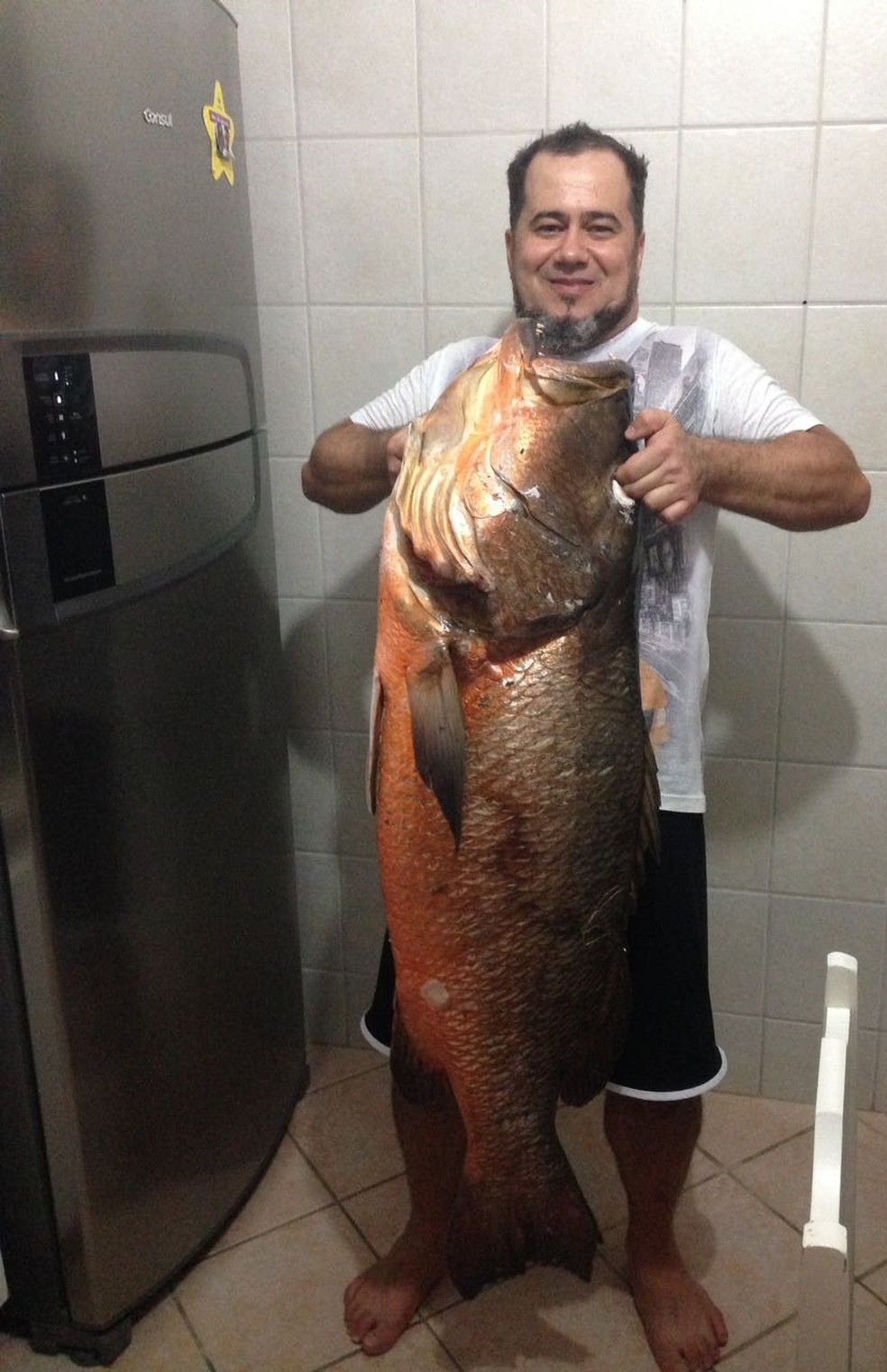 Pescador Josias Weber com peixe caranha de 22 quilos (Foto: Josias Weber/Arquivo pessoal)