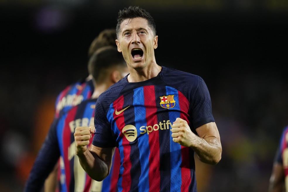 Lewandowski festeja gol pelo Barcelona — Foto: Enric Fontcuberta/EFE