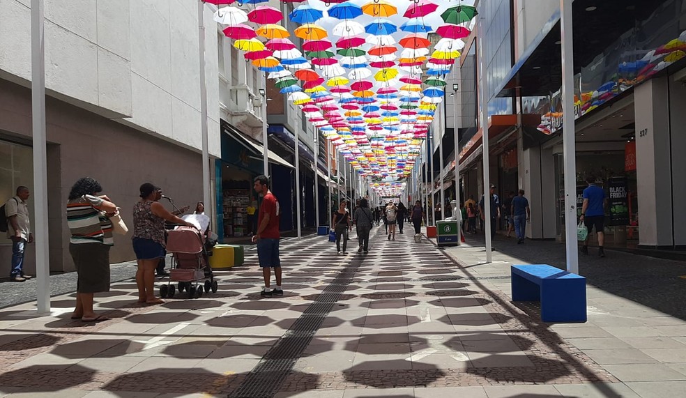 Calçadão da 13 de Maio, em Campinas, com decoração de guarda-chuvas coloridos — Foto: Bianca Rosa/EPTV