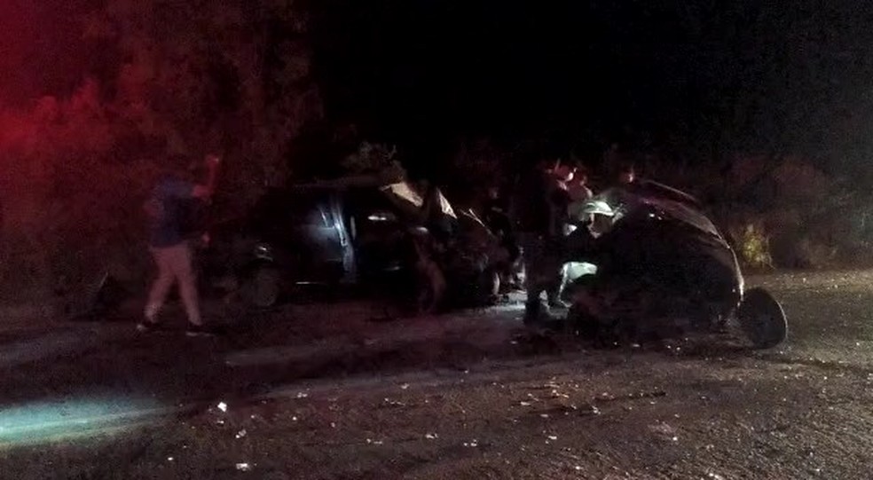 Batida entre dois carros mata 3 pessoas e deixa outras duas feridas na Bahia — Foto: Reprodução/TV Bahia