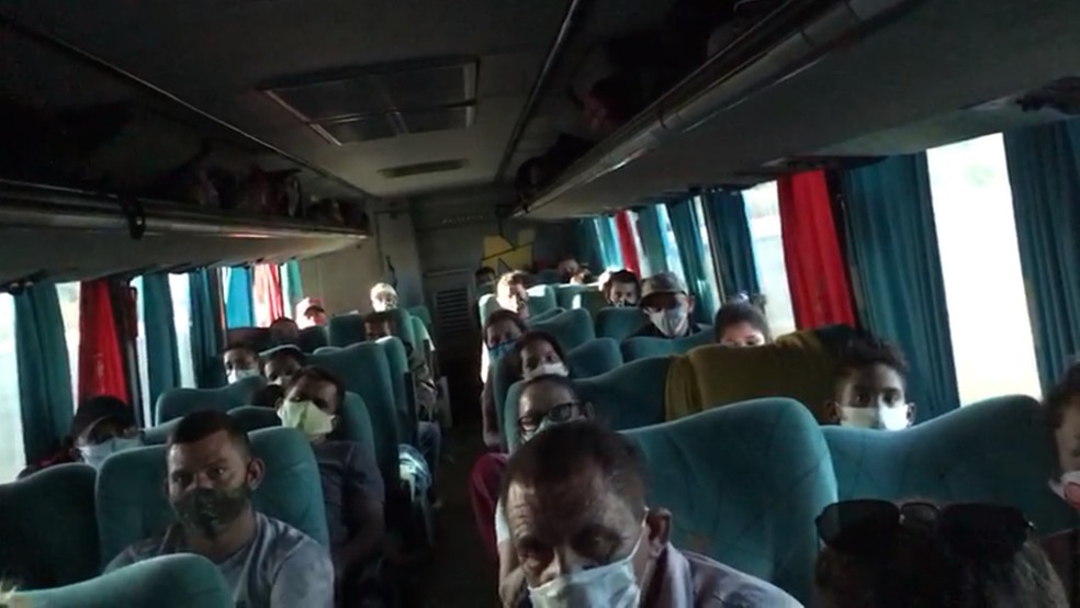 Ônibus clandestino com 39 passageiros foi apreendido em Floriano — Foto: Divulgação/ANTT