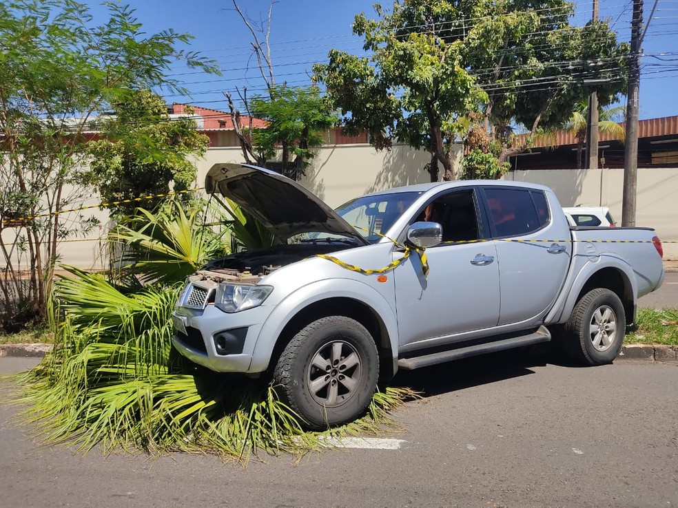 Viatura da PM e caminhonete se envolvem em acidente de trânsito em Presidente Prudente — Foto: Aline Costa/G1