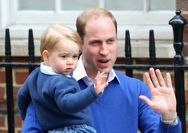 LONDON, ENGLAND - MAY 02:  Prince William, Duke of Cambridge and Prince George of Cambridge arrive at the Lindo Wing after Catherine, Duchess of Cambridge gave birth to a baby girl at St Mary's Hospital on May 2, 2015 in London, England.  (Photo by Chris  (Foto: Getty Images)