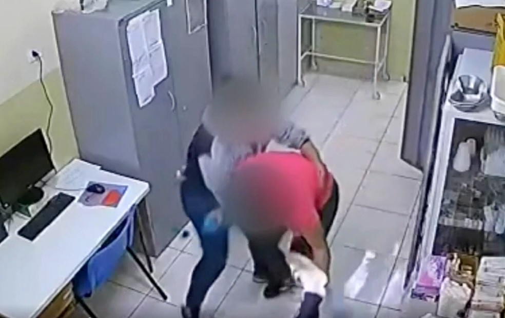 As agress?es s? param quando outra mulher que estava na sala segura a agressora ? Foto: Reprodu??o/C?mera de seguran?a