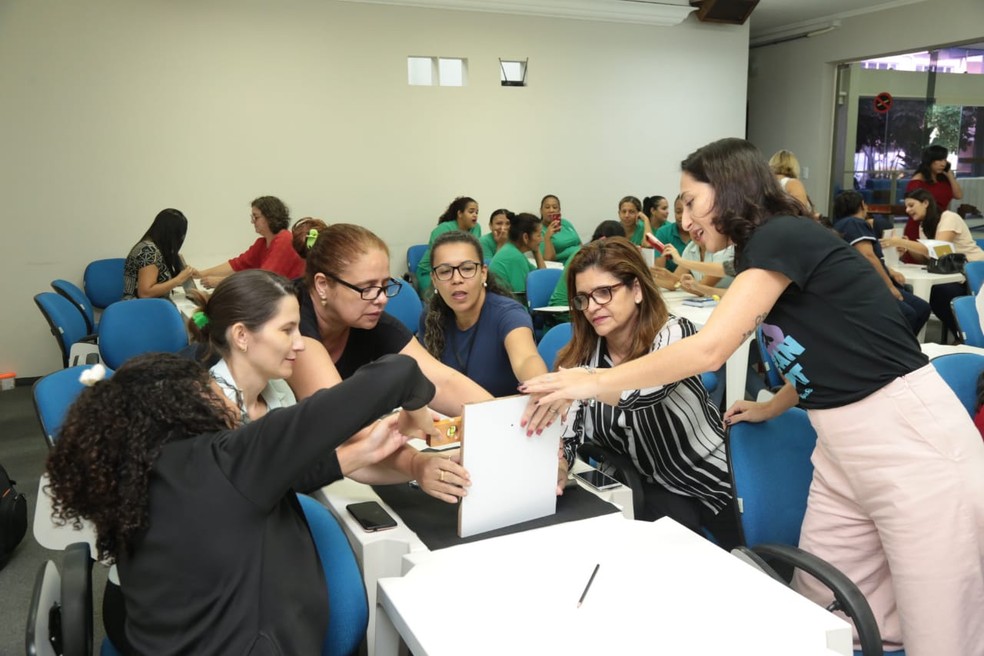 Mulheres aprendem como realizar consertos domésticos dentro de casa — Foto: Edson Rodrigues