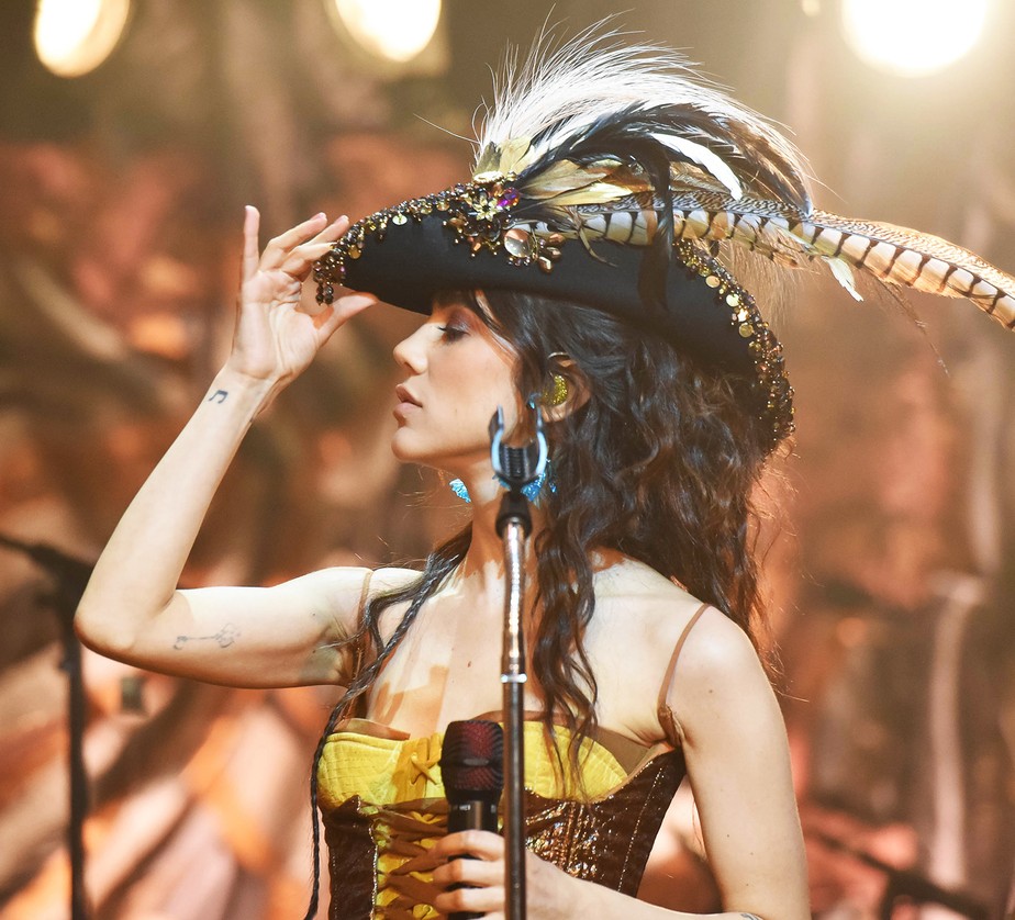 Manu Gavassi prega liberdade no Brasil de 2023 ao morder o 'Fruto proibido' de Rita Lee em 1975 