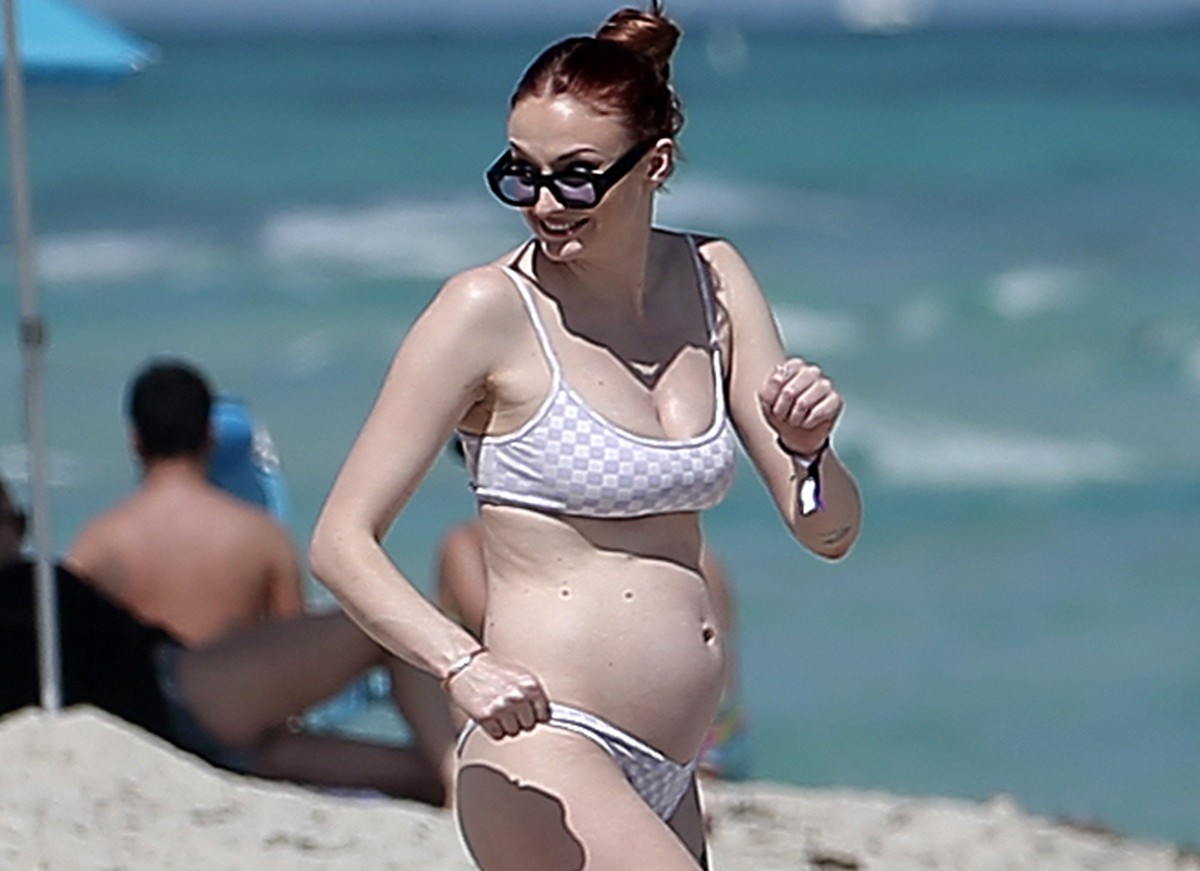 Sophie Turner exibe barriguinha saliente e acende rumores de gravidez (Foto: The Grosby Group)