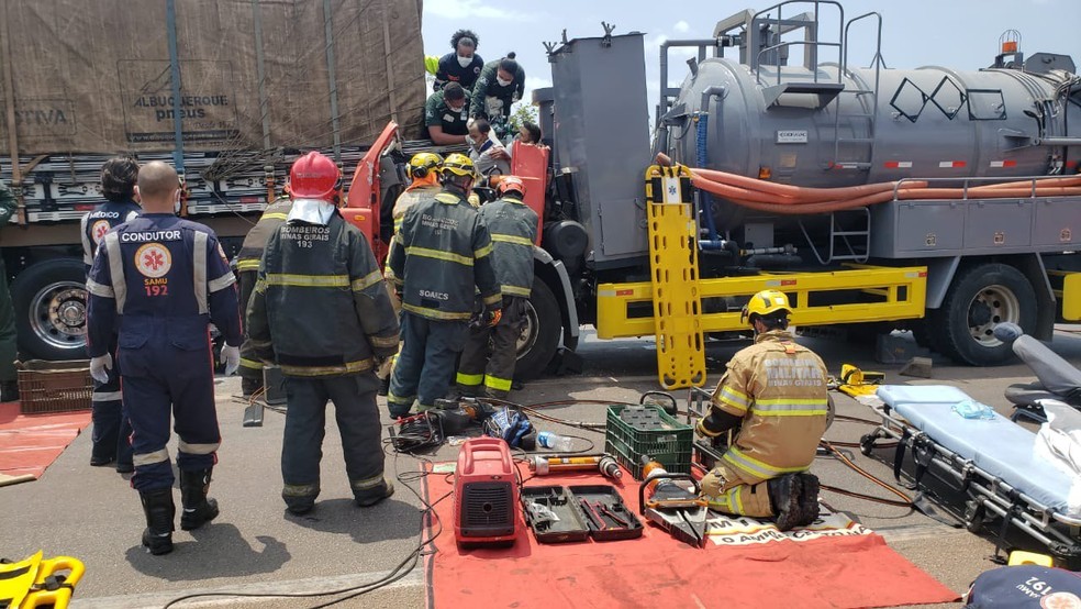 Bombeiros retiraram vítimas presas às ferragens — Foto: Divulgação / BPTRAN