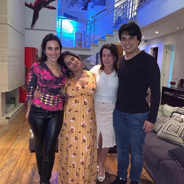 Os irmãos Wanessa Camargo, Igor Ci e Camilla Camargo com a mãe, Zilu Godói (Foto: Reprodução/Instagram)