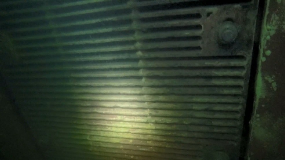 Caixa de mar do navio tem grade onde droga era amarrada — Foto: Reprodução/TV Gazeta