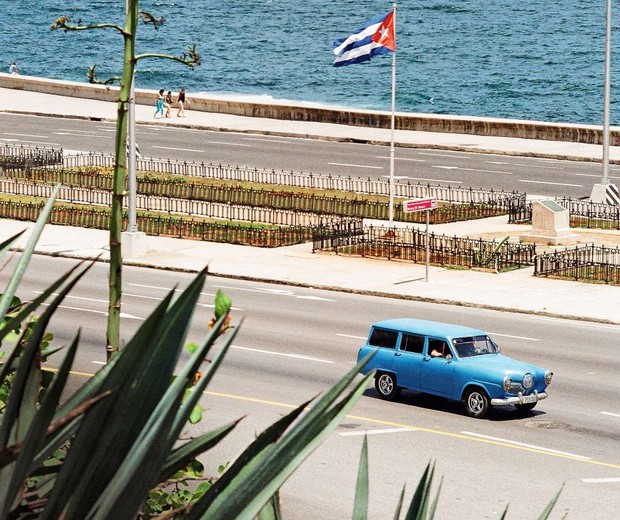 Uber cubano é comum o hábito de compartilhar corridas em táxis. Pena que além daqueles carros dos anos 50 também circulam por lá uns chineses pouco fotogênicos  (Foto: Tinko Czetwertynski)
