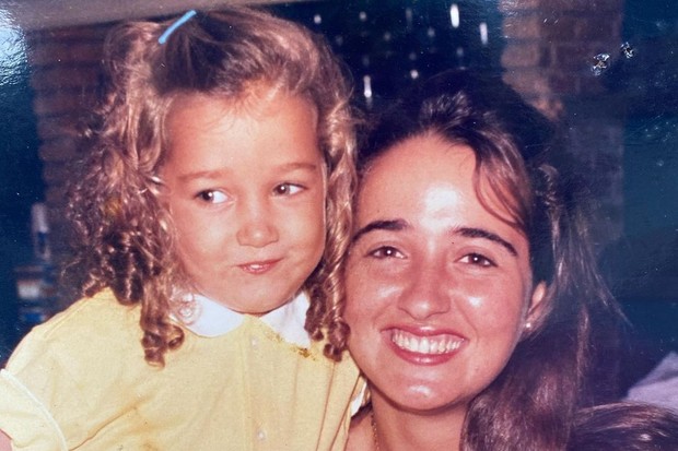 Gabriela Pugliesi quando criança ao lado da mãe, Vera Minelli (Foto: Reprodução / Instagram)