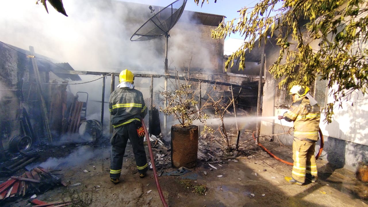 Varanda de residência é destruída por fogo em Ipatinga 