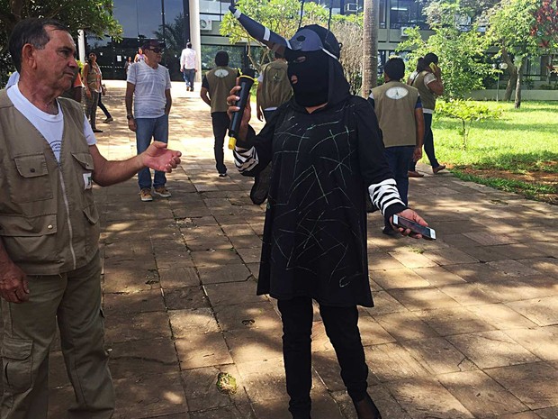 Servidora da Vigilância Ambiental 'vestida' de Aedes aegypti durnate protesto nesta sexta-feira em frente à Secretaria de Saúde do DF (Foto: Jéssica Nacimento/G1)