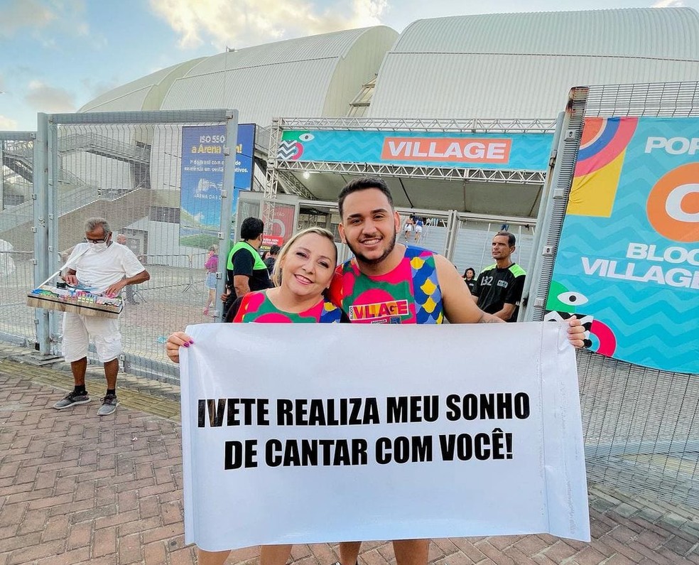 Solange ao lado do filho Wendell. A campanha saiu das redes sociais e teve êxito neste domingo (11) de Carnatal — Foto: Reprodução/Redes Sociais