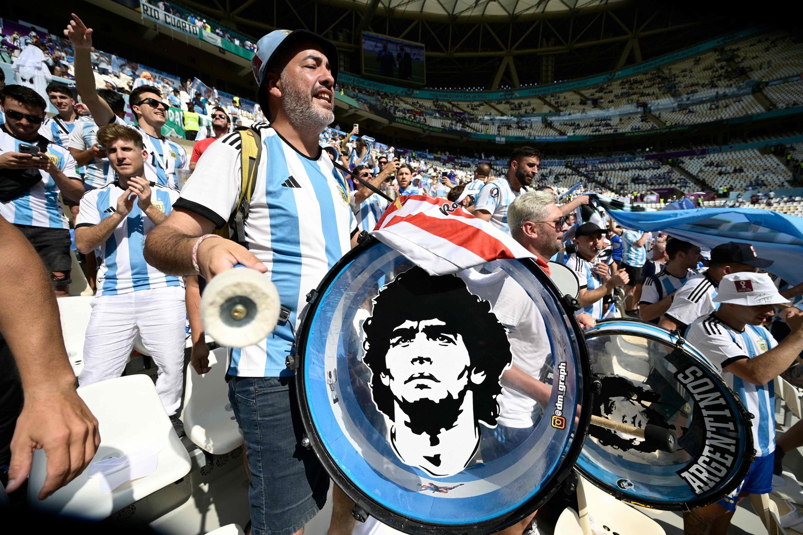 Torcedores da Argentina aguardam início da partida entre Argentina e Arábia Saudita, no Estádio Lusail — Foto: JUAN MABROMATA / AFP