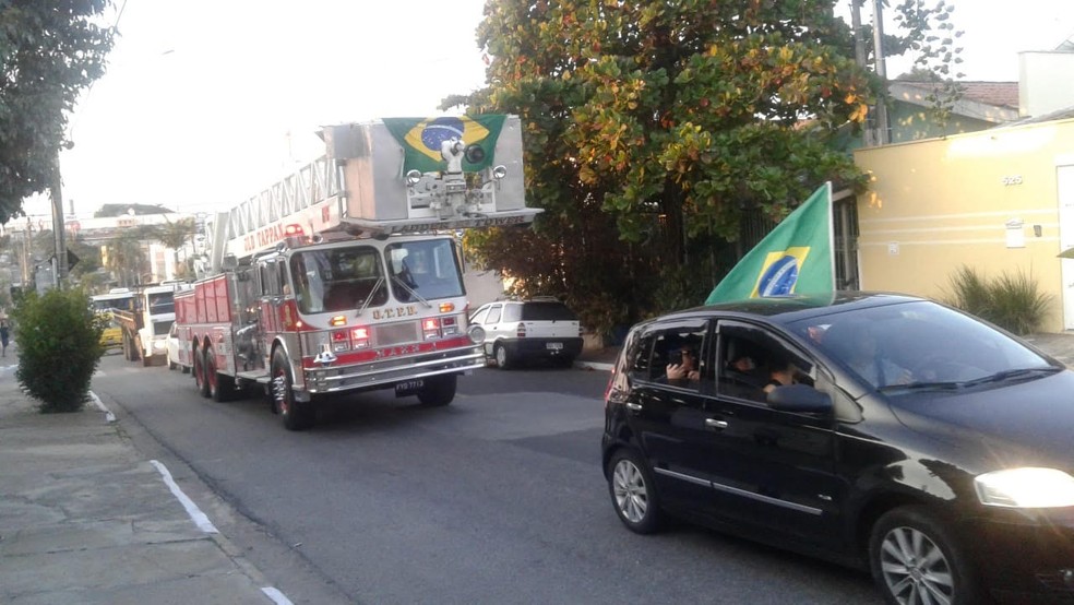 Em Itu, motoristas fizeram uma carreata pelo bairro SÃ£o Luiz (Foto: ArcÃ­lio Neto/TV TEM)
