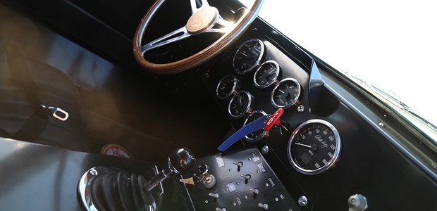 O interior do Shelby American Daytona Cobra: detalhes em madeira e revestimento em couro (Foto: Divulgação)