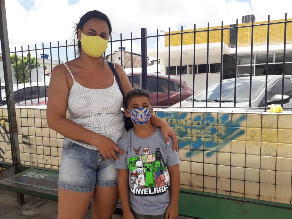 Brígida Alves buscou atendimento médico para o filho Bruno, de 6 anos, na Policlínica Barros Lima nesta quarta-feira (10), mas não conseguiu — Foto: Luna Markman/GloboNews
