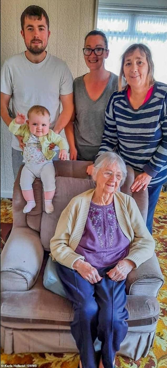Do lado paterno de Eloise, sua avó, Linda, sua bisavó, Kath, sua tataravó, Brenda, e seu pai (Foto: Reprodução/Daily Mail)