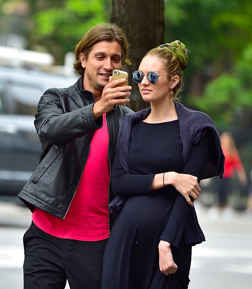 Candice Swanepoel exibe a barriguinha de grávida pelas ruas de Nova York (Foto: Getty Images)