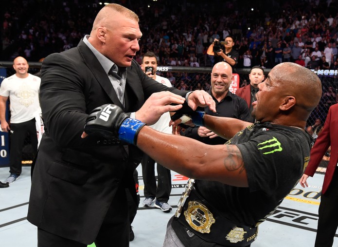 Brock Lesnar empurra Daniel Cormier no octógono após o UFC 226 — Foto: Getty Images