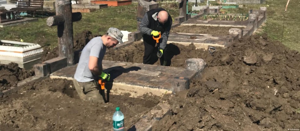 Trabalhadores da Comissão VDK retiraram os restos mortais de soldados alemães de cemitério em Sopiv, na Ucrânia — Foto: Volksbund