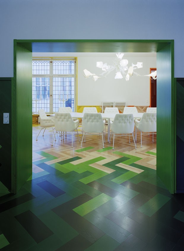 Apartamento colorido usa apenas móveis brancos na decoração (Foto: Åke E:son Lindman)