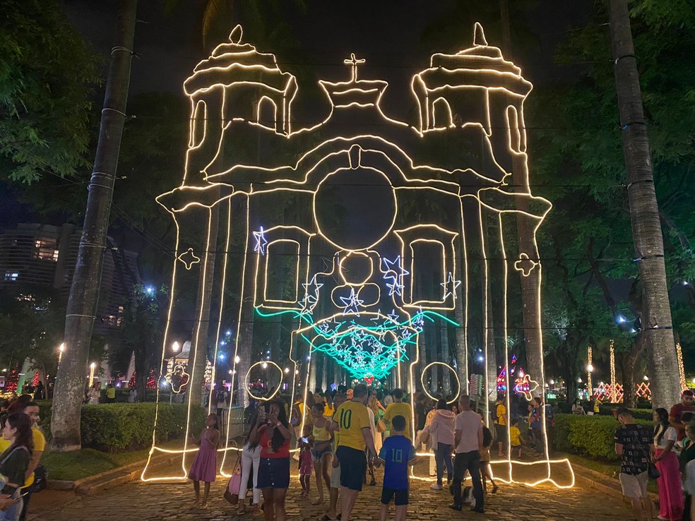 Iluminação de Natal é inaugurada na Praça da Liberdade, em Belo Horizonte;  FOTOS | Minas Gerais | G1
