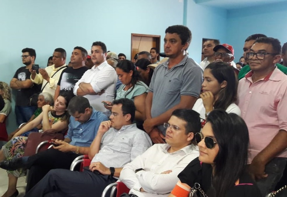 Público compareceu ao plenário da Câmara de Granjeiro e gritou por "justiça" durante leitura do juramento do novo prefeito — Foto: Bruna Vieira/SVM