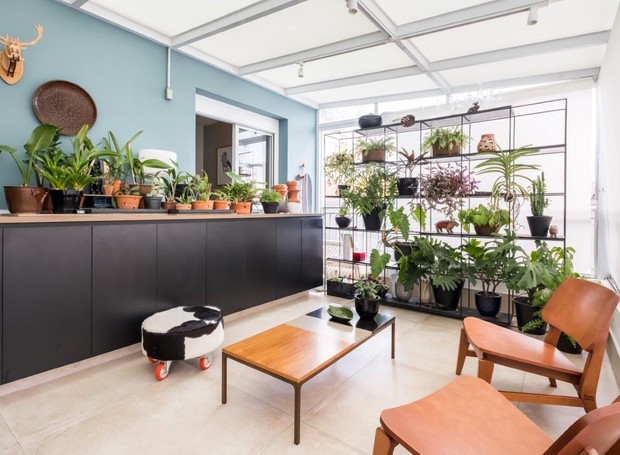  ESPAÇO VERDE | Uma das paixões do casal é o cuidado pelas plantas, que ganharam uma área dedicada apenas a elas na varanda (Foto: Nathalie Artaxo/ Divulgação)