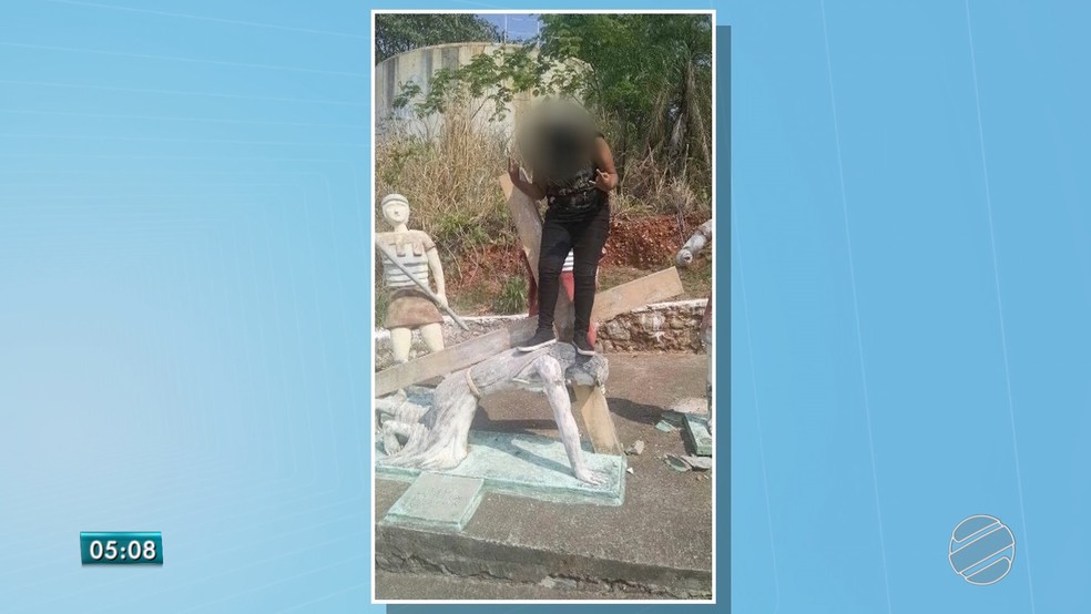 Jovem posto foto em cima de est&aacute;tua de Jesus Cristo (Foto: Reprodu&ccedil;&atilde;o/TV Morena)
