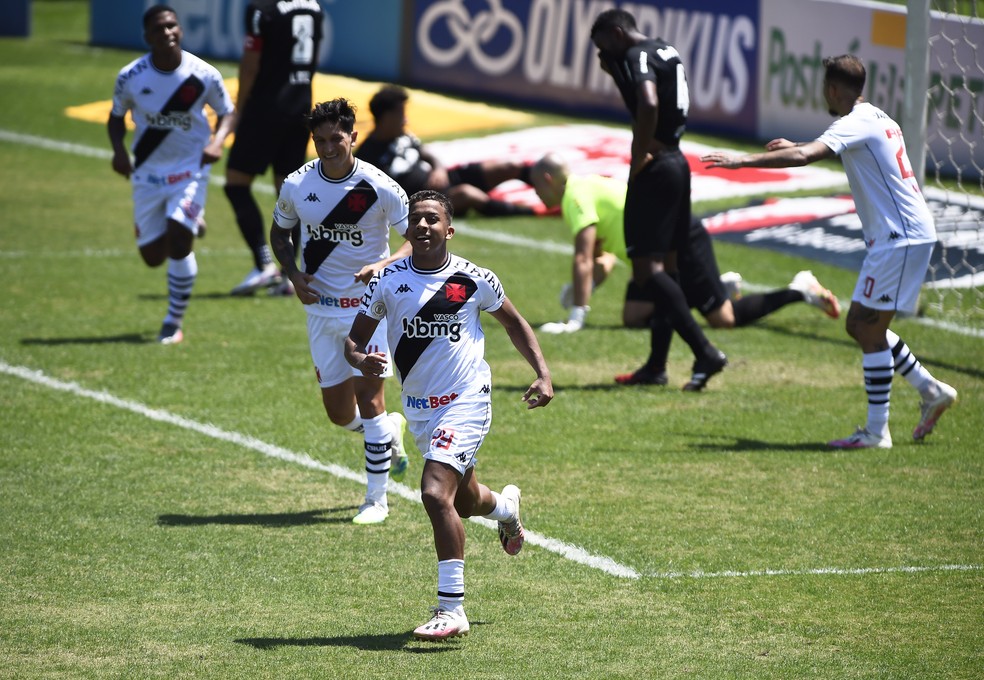 Vinicius comemora gol em Vasco x Bragantino — Foto: André Durão