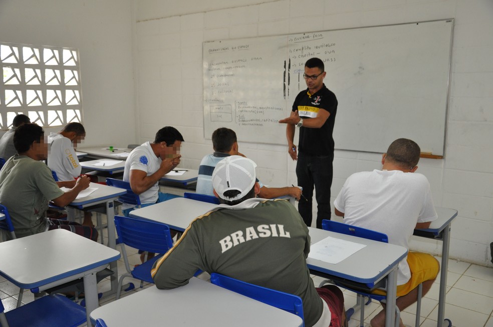 Reeducandos do Serrotão em uma sala de aula (Foto: Abraão Morais/UEPB)