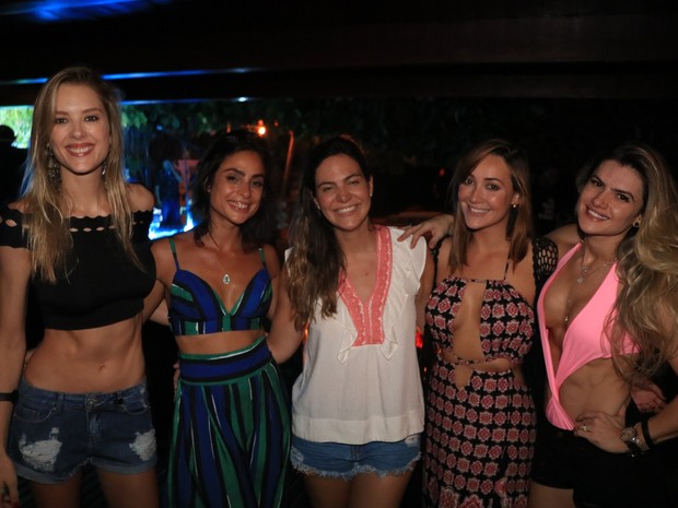 Gianne Albertoni, Paula Simões, Carol Sampaio, Josie Pessôa e Mirella Santos em evento em hotel em Jericoacoara, no Ceará (Foto: Fred Pontes/ Divulgação)