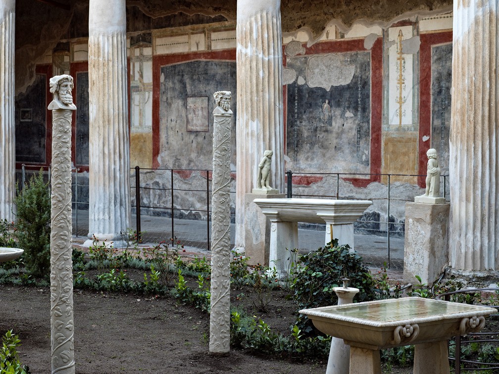 Casa apresenta um caleidoscópio de cores e imagens — Foto: Silvia Vacca/Parco Archeologico di Pompei Folheto via Reuters