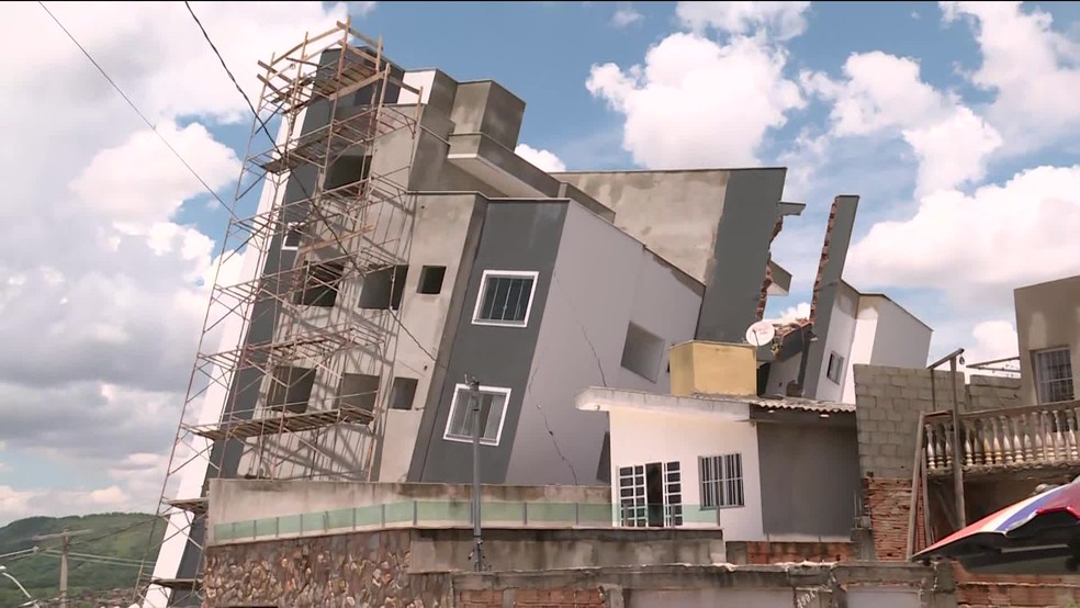 Prédio em construção tomba em Betim e afeta casas ao redor — Foto: GloboNews/Reprodução