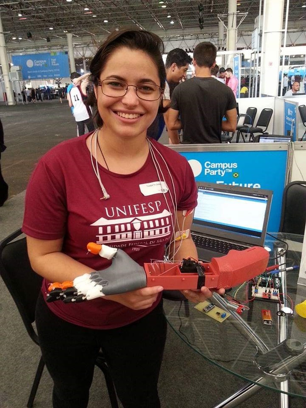 Thabata é especialista em próteses para crianças em impressão 3D. Agora ela quer ajudar pacientes de coronavírus que precisarem ser internados na UTI. — Foto: Redes sociais/reprodução