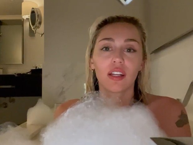 Miley Cyrus canta em banheira em São Paulo (Foto: Reprodução/Twitter)