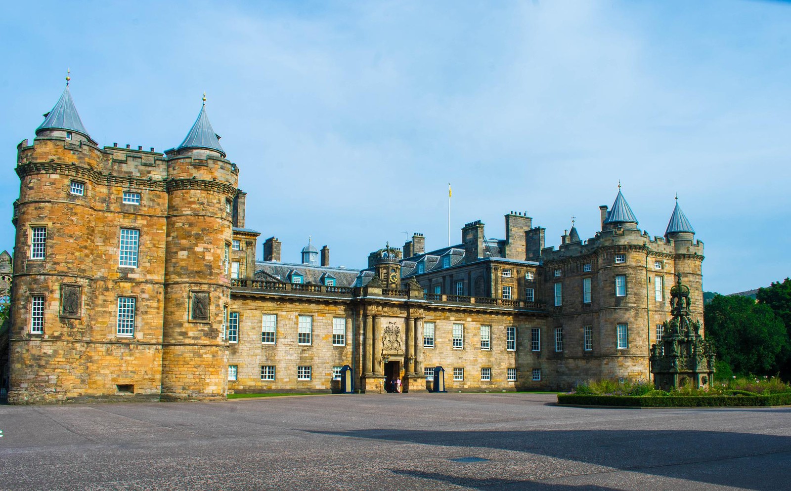 Construído no século XII como um mosteiro, Holyroodhouse é o centro da política escocesa há séculos e endereço da família real em Edimburgo — Foto: Pixabay / Reprodução