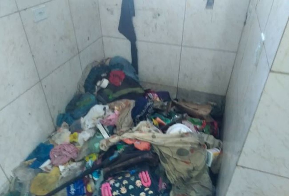 Monte de lixo e roupas úmidas encontrados no banheiro. — Foto: Reprodução