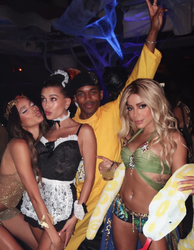 Anitta posa com amigos em festa, entre eles Hailey Bieber  (vestida de camareira) (Foto: Reprodução/Instagram  )