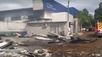 Incêndio de grandes proporções atinge barracões de fábrica de móveis em SC