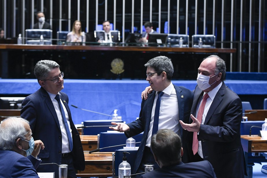 Senador Randolfe Rodrigues (Rede-AP) é abraçado pelo colega Fernando Bezerra Coelho (MDB-PE)