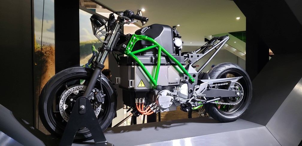 Protótipo de moto elétrica da Kawasaki estava no Salão de Milão 2019 — Foto: Rafael Miotto/G1