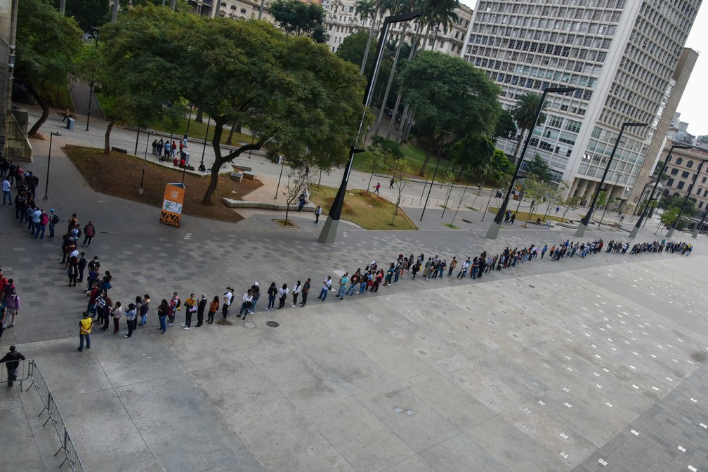 Fila enorme é formada por candidatos à vaga de emprego em SP — Foto: BRUNO ROCHA/ENQUADRAR/ESTADÃO CONTEÚDO