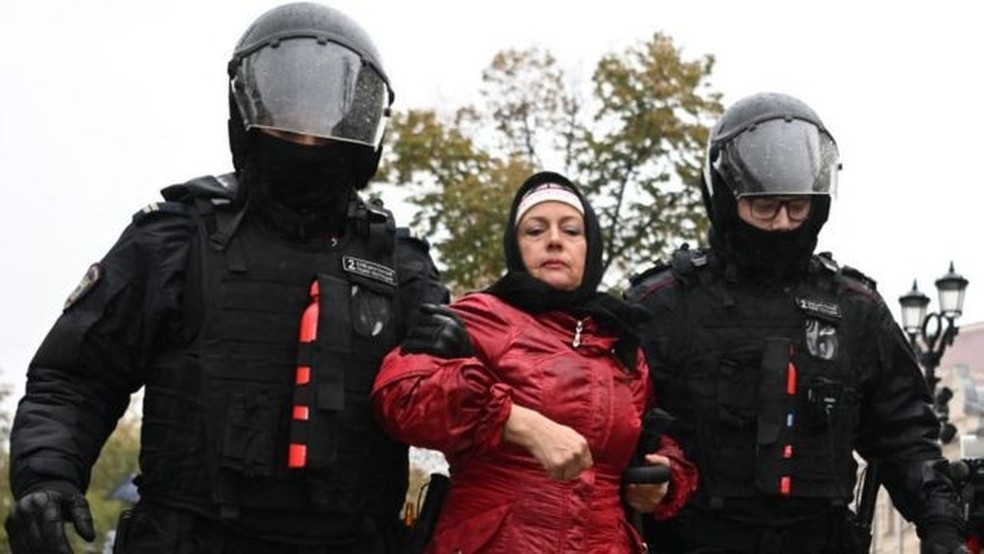 Manifestações tomaram o país desde que Vladimir Putin anunciou convocação de reservistas — Foto: Getty Images via BBC