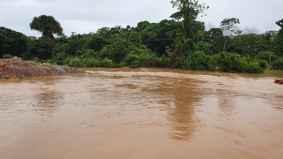 Córrego Alcebíades está alagado devido a grande quantidade de chuva e as obras na região — Foto: Arquivo pessoal/Salvador Pizzolio