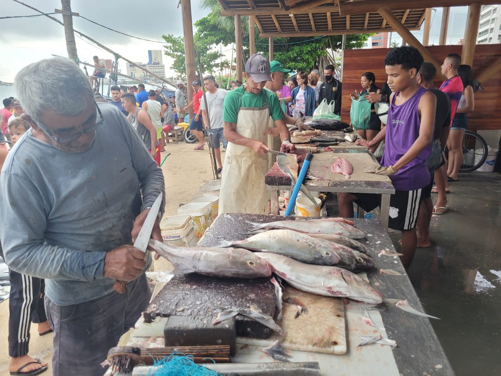 Vendedores improvisaram tendas para tratar o peixe fresco na Praia do Mucuripe, em Fortaleza. — Foto: Kilvia Muniz/ SVM
